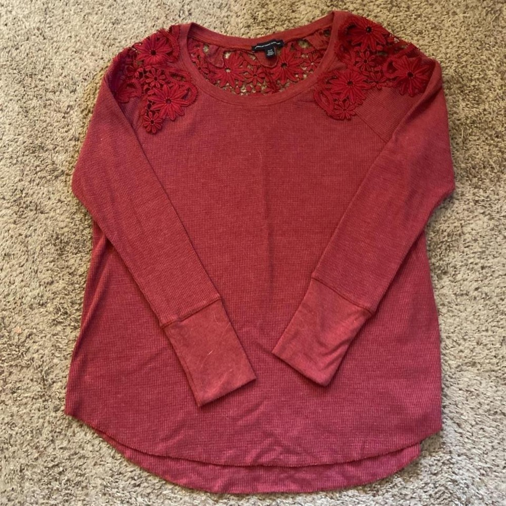 Women's Size Medium‎ American Eagle Red Shirt
